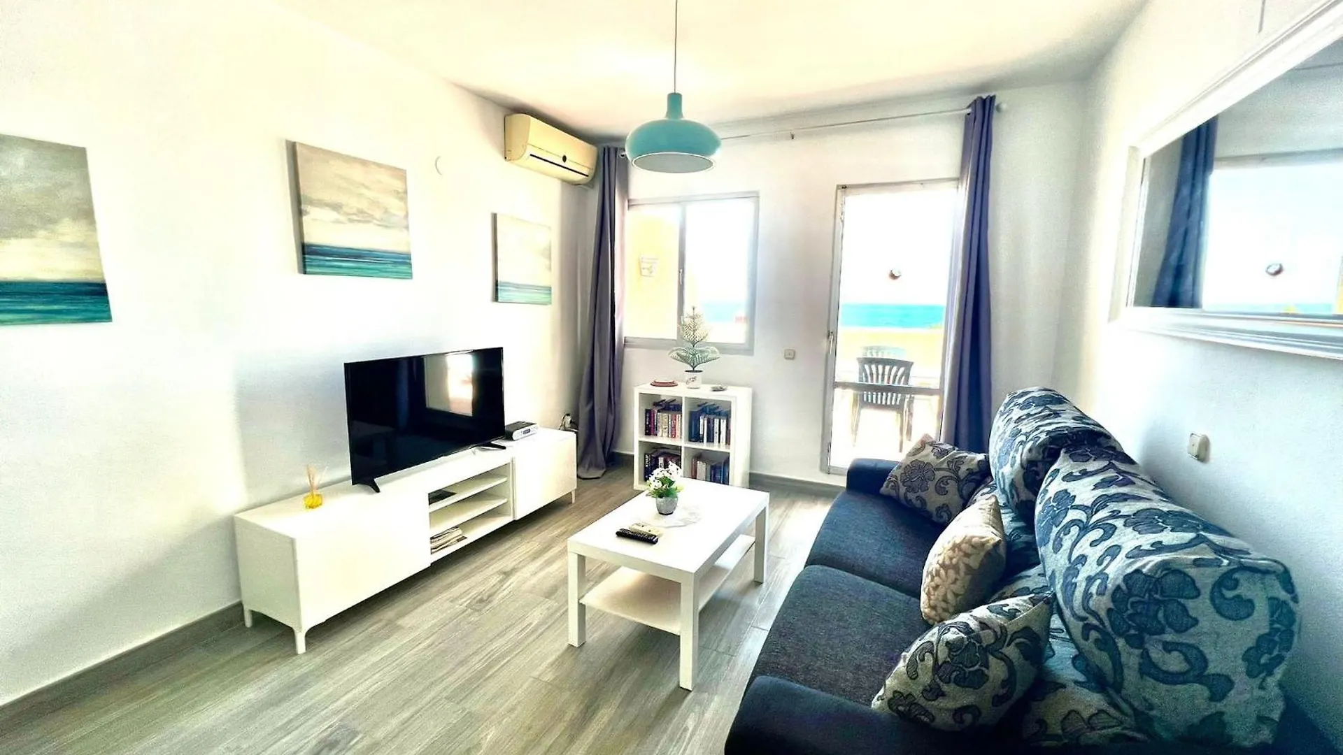 Sea Front Apartment With Large Terrace In Benalbeach Benalmádena Španělsko