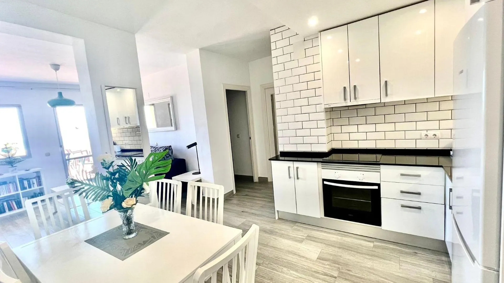 Sea Front Apartment With Large Terrace In Benalbeach Benalmádena 0*,  Španělsko