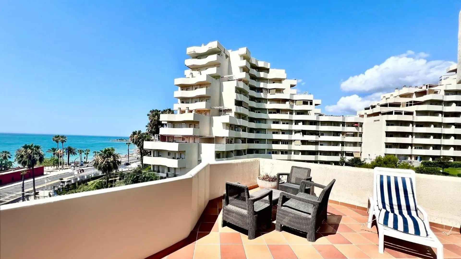 Sea Front Apartment With Large Terrace In Benalbeach Benalmádena Španělsko