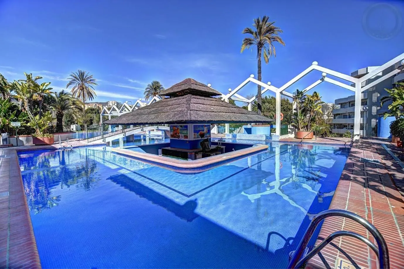 Sea Front Apartment With Large Terrace In Benalbeach Benalmádena
